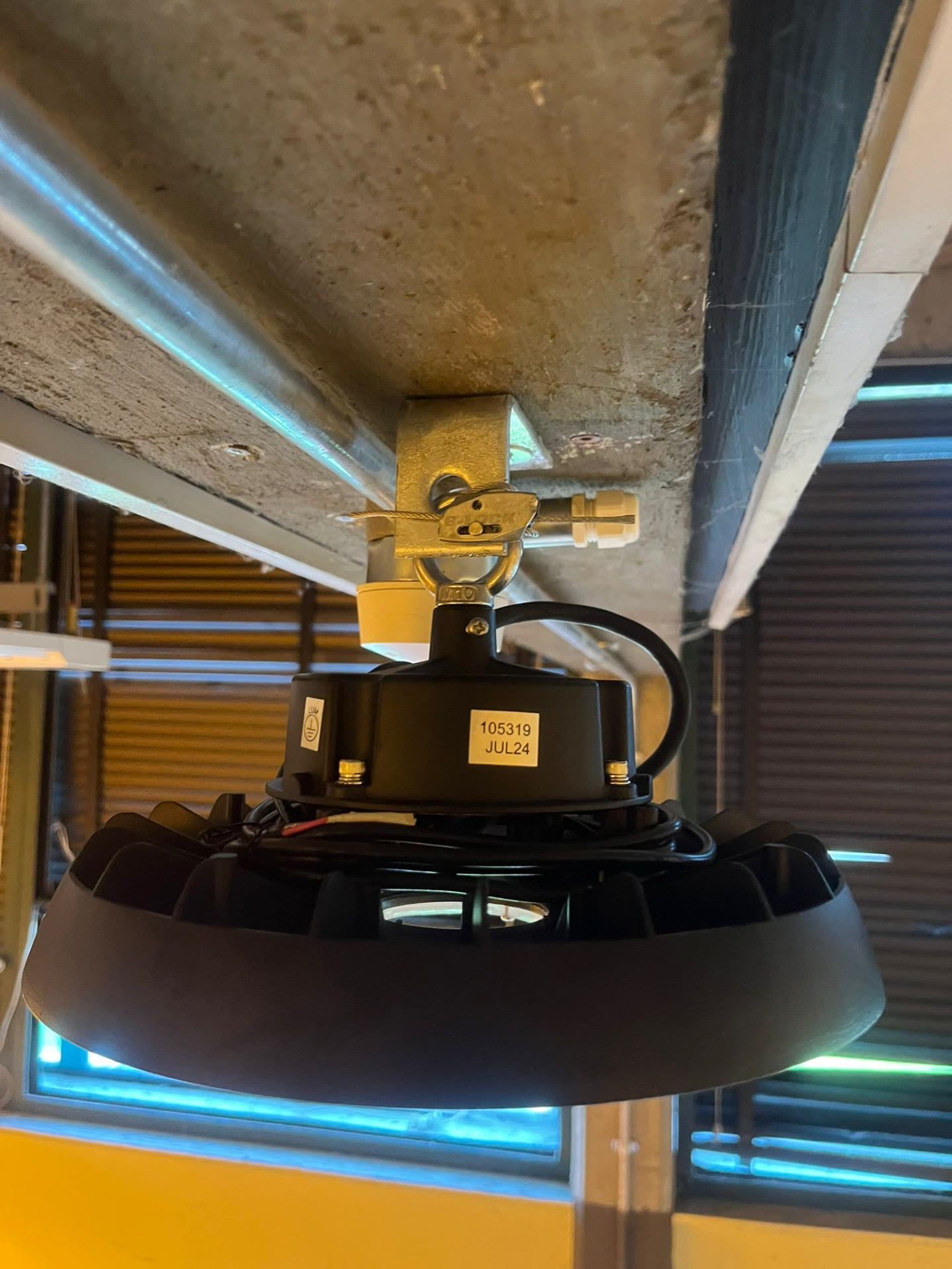 LED high bay light mounting detail