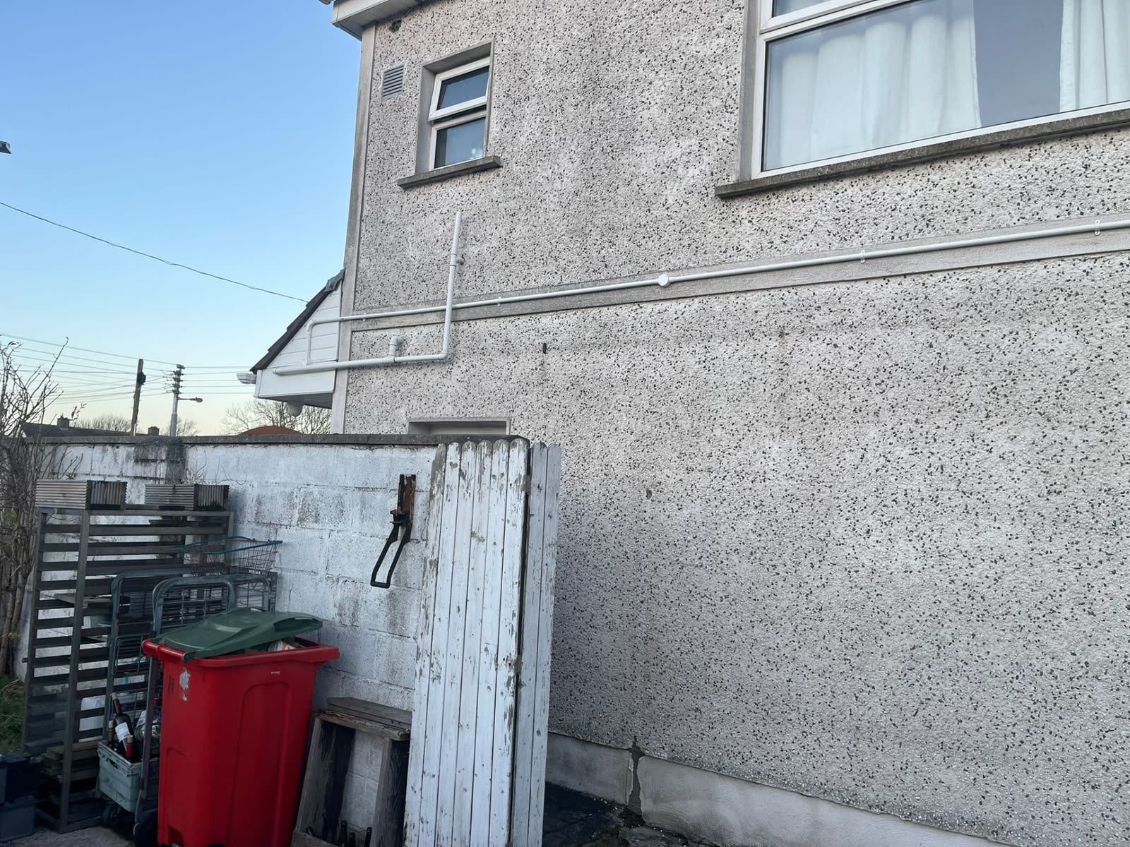 Exterior conduit routing for earthing