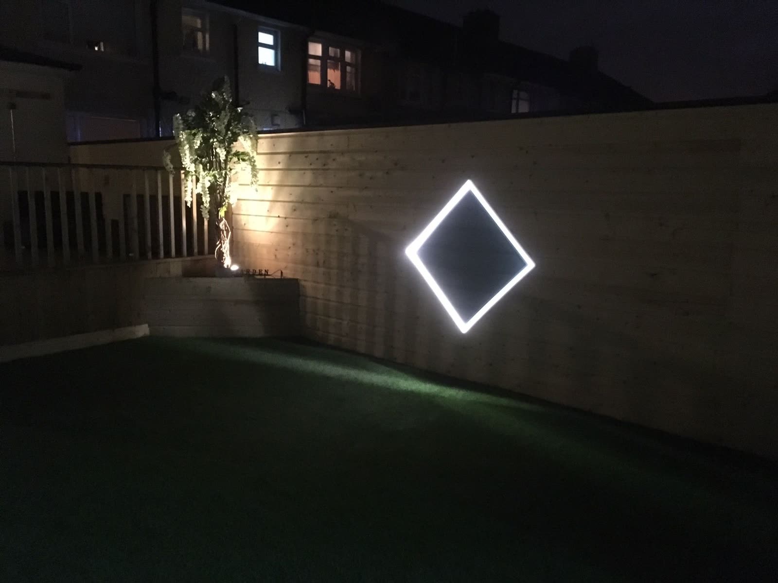 Garden diamond LED feature light