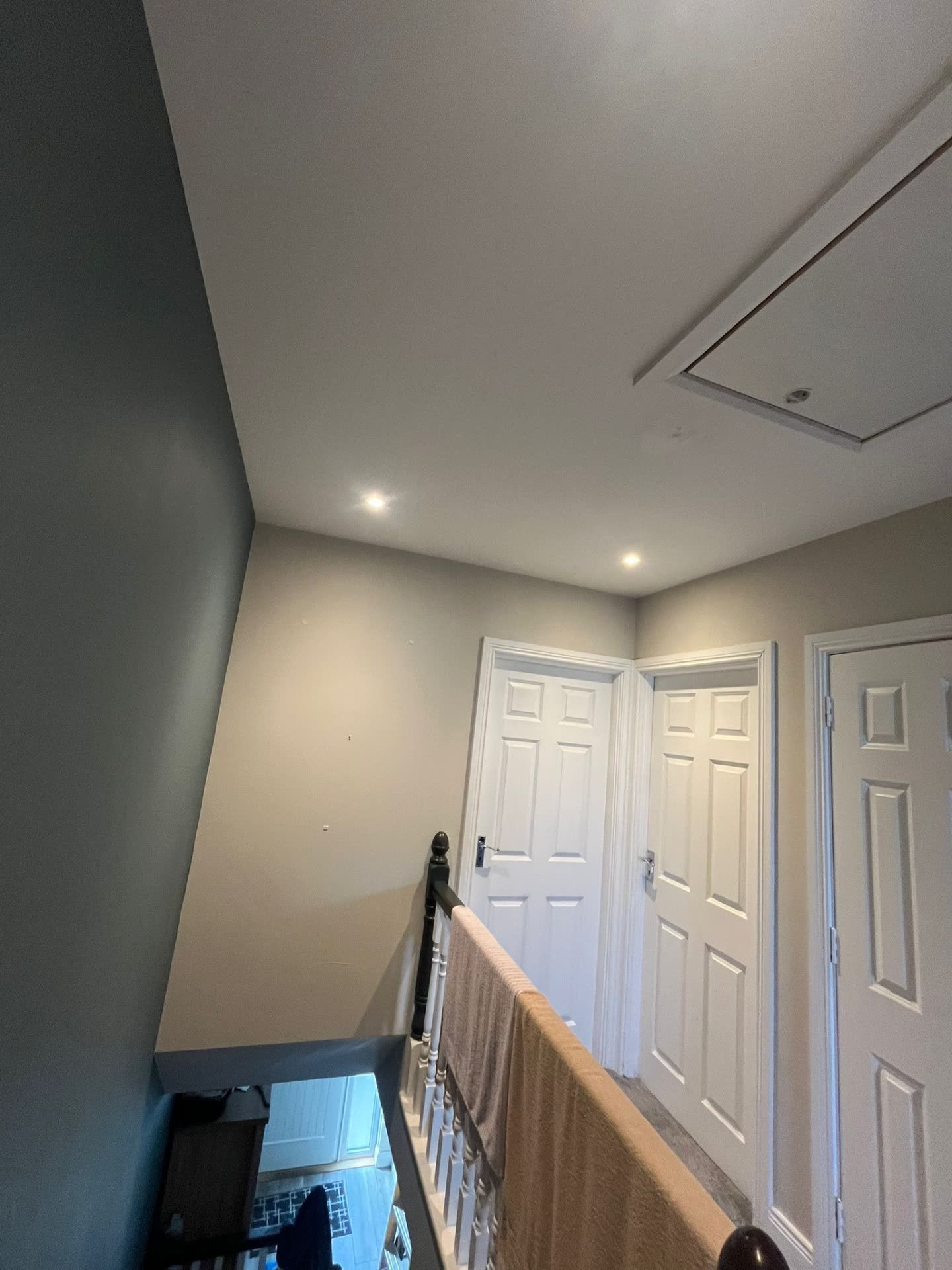 Landing recessed downlights